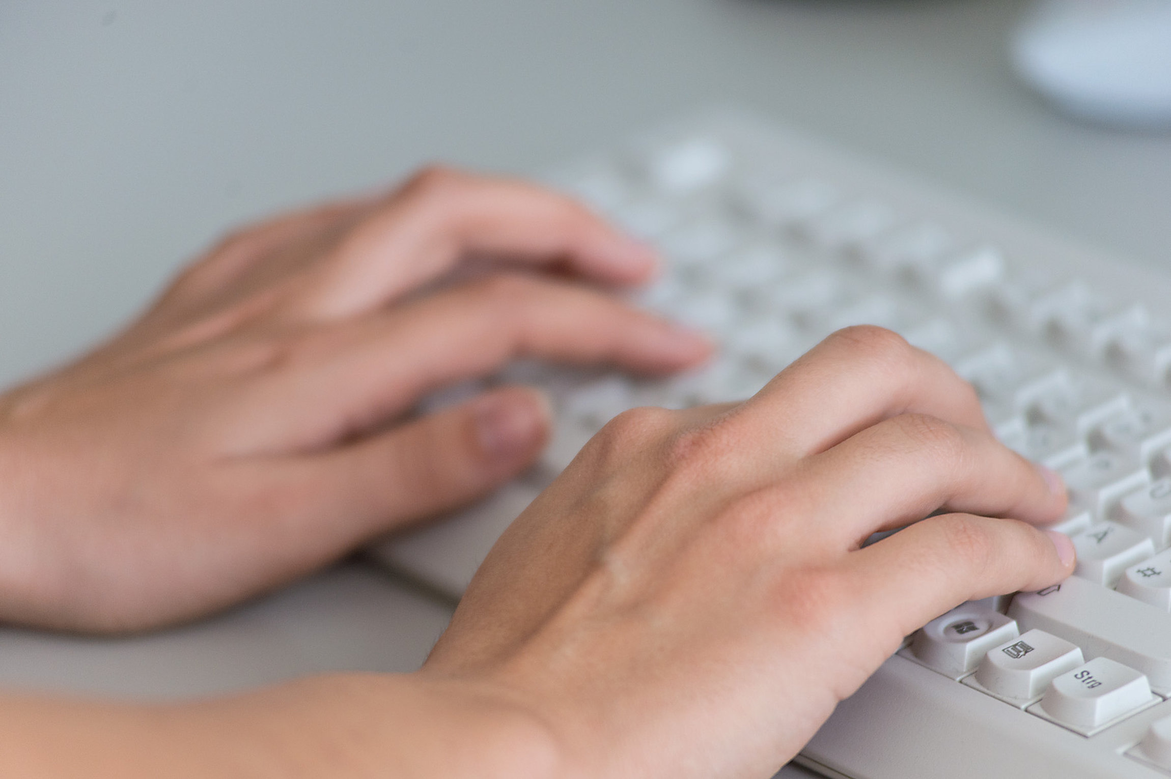 Hände auf einer Tastatur